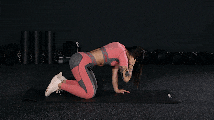 Come eseguire Kneeling t-spine rotation per alleviare il mal di schiena?