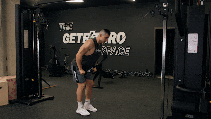 Come eseguire correttamente un Pullover in piedi con cavo?