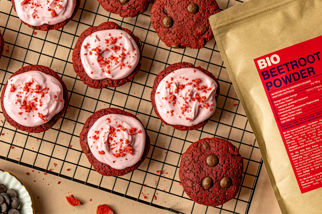 Biscotti red velvet con glassa di formaggio quark