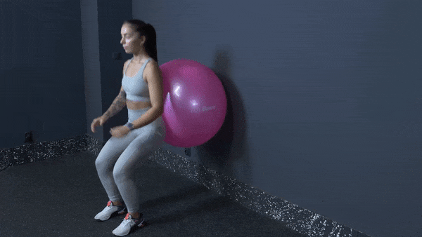 squat al muro con fitball squat al muro con fitball