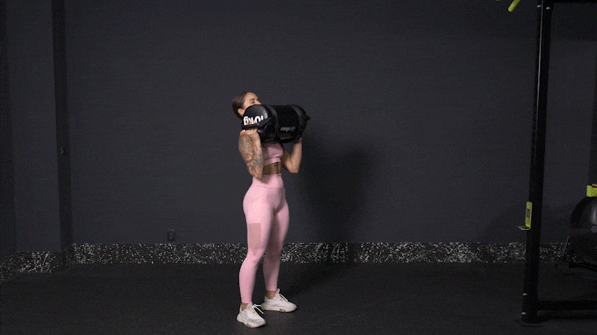 Jak cvičit tlaky na ramena s powerbagem?