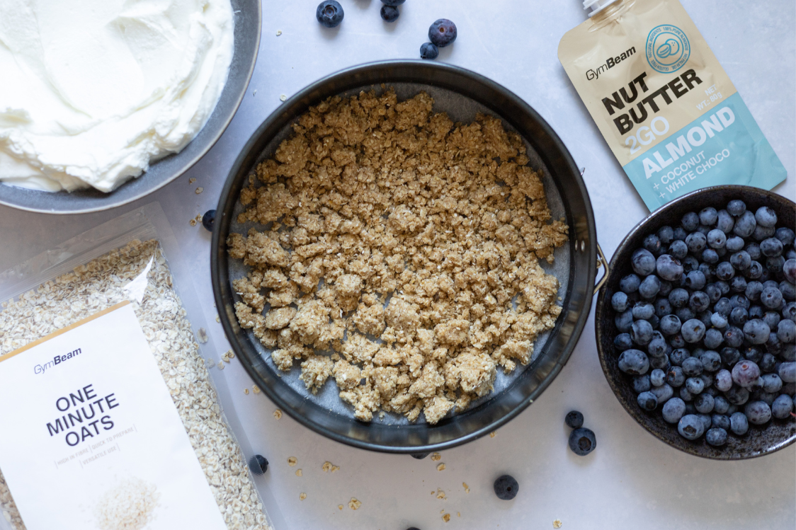 Cheesecake ai mirtilli - preparazione della base Cheesecake ai mirtilli - preparazione della base