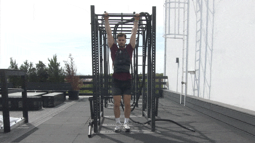 Hanging knee raise con giubbotto zavorrato