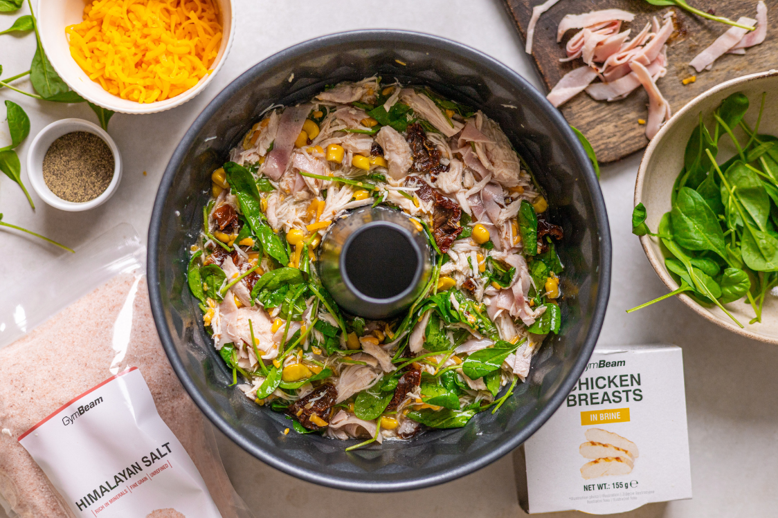 Ciambellone salato con pollo, spinaci e formaggio - Stratificazione