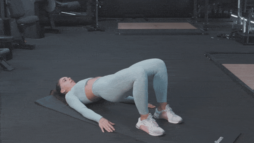 Cvik glute bridge se střídáním nohou Cvik glute bridge se střídáním nohou