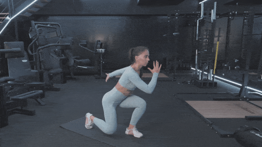 Cvik výpad se zvednutím kolene Cvik výpad se zvednutím kolene