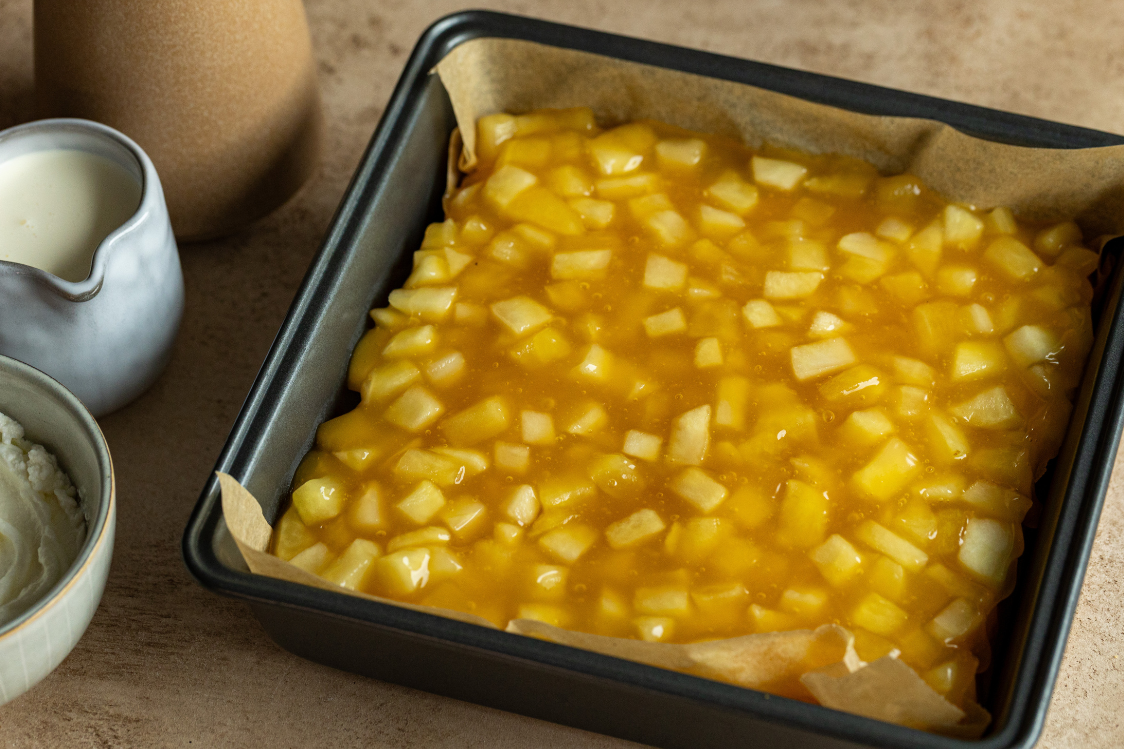 Vrstvený jablečný koláč - příprava prostřední vrstvy