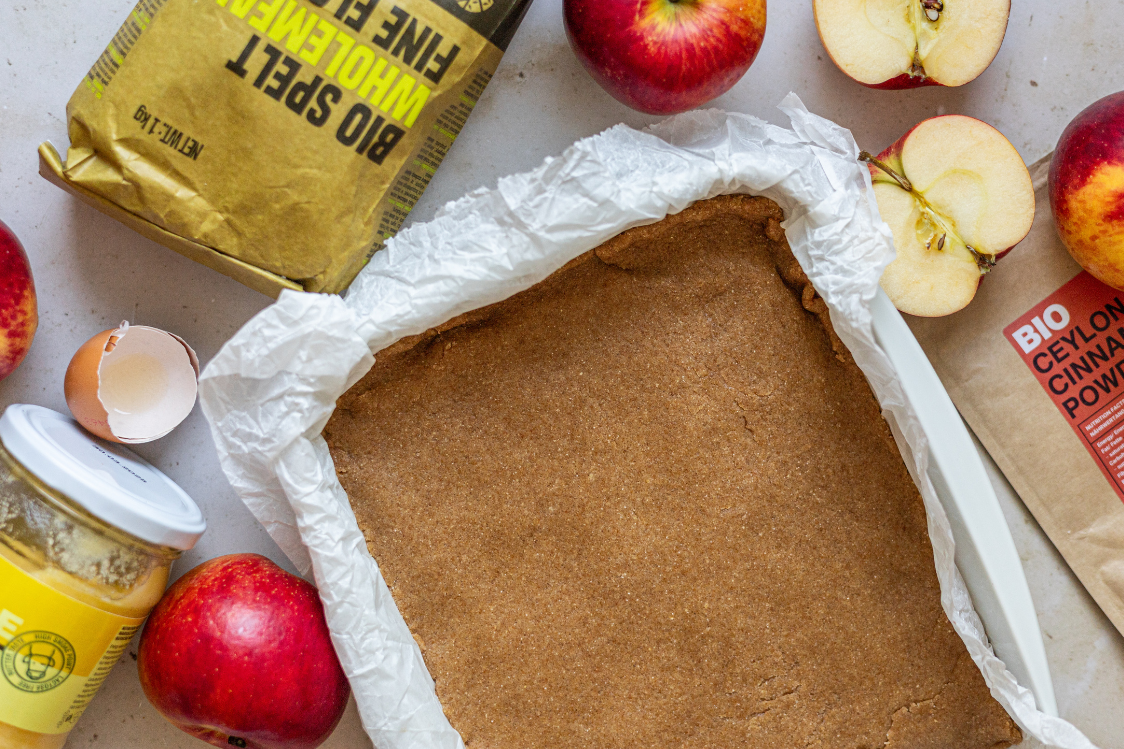Torta di mele morbida con proteine - impasto nella teglia
