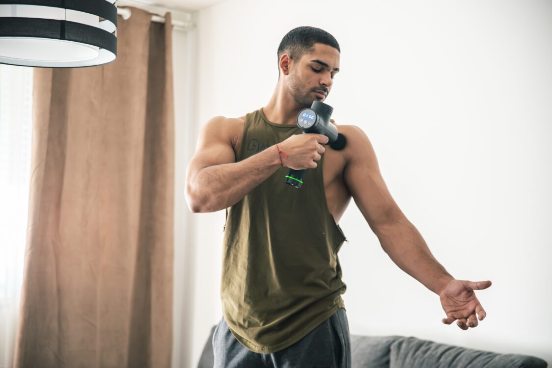 Masážní pistole před tréninkem Masážní pistole před tréninkem