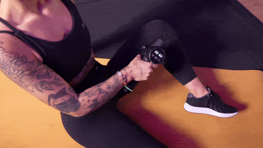 Masážní pistole na přední stranu stehen Masážní pistole na přední stranu stehen