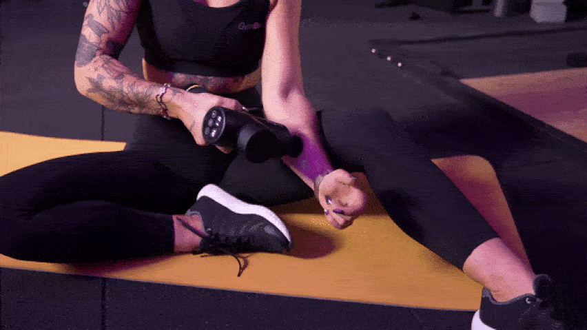 Masážní pistole na předloktí