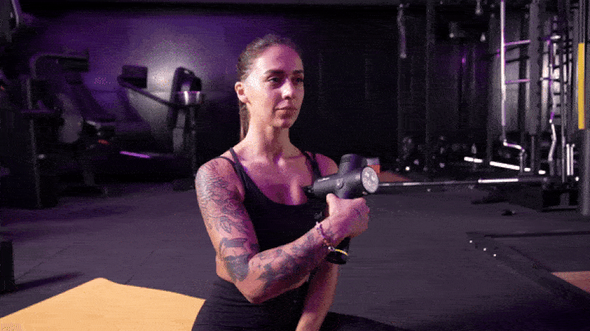 Masážní pistole na prsní svaly Masážní pistole na prsní svaly