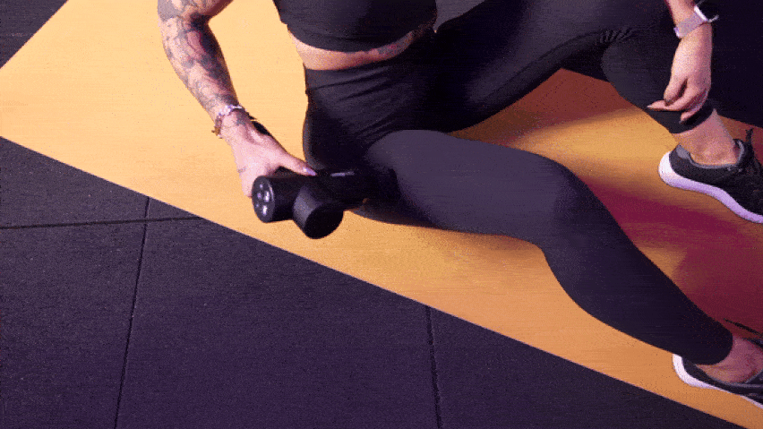 Masážní pistole na vnější stranu stehen Masážní pistole na vnější stranu stehen