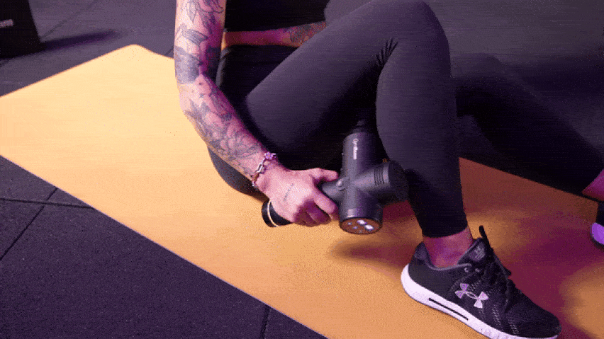 Masážní pistole na zadní stranu stehna Masážní pistole na zadní stranu stehna