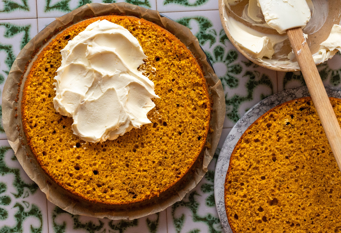 Torta di zucca con crema - glassatura della torta Torta di zucca con crema - glassatura della torta