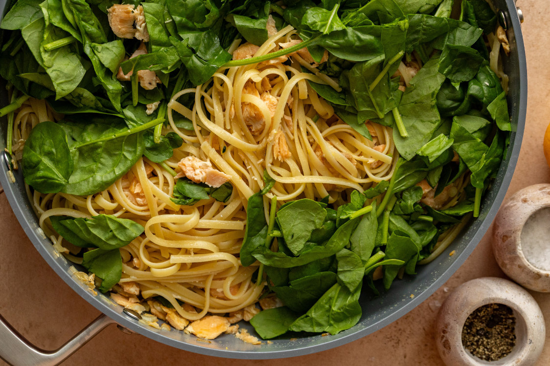 Pasta con spinaci e salmone - preparazione