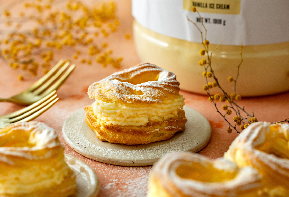 Bignè a ciambella con crema pasticcera Bignè a ciambella con crema pasticcera