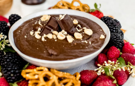 Ricetta fit: Hummus al cioccolato con frutta fresca e pretzel salati