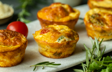 Ricetta fit: Muffin salati per la colazione con fiocchi di latte, prosciutto e pomodorini