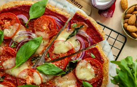 Ricetta fit: Pizza finta low carb senza farina con mozzarella, mandorle e yogurt