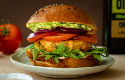 Ricetta fit: Succoso hamburger di pollo con avocado e salsa allo yogurt
