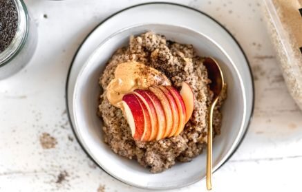 Ricetta fit: Porridge di quinoa con mela, semi di papavero e cannella