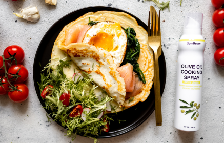 Ricetta fit: Crêpes proteiche salate ripiene di spinaci, salmone e un uovo all’occhio di bue