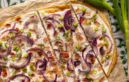Ricetta fit: Torta salata Flammkuchen con panna acida e cipolla