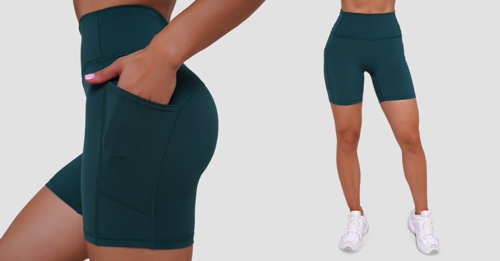 I pantaloncini Ignite da donna sono pantaloncini funzionali di media lunghezza che si asciugano rapidamente e non lasciano intravedere nulla. Sono caratterizzati da vita alta, tasche laterali e assenza di cuciture frontali.