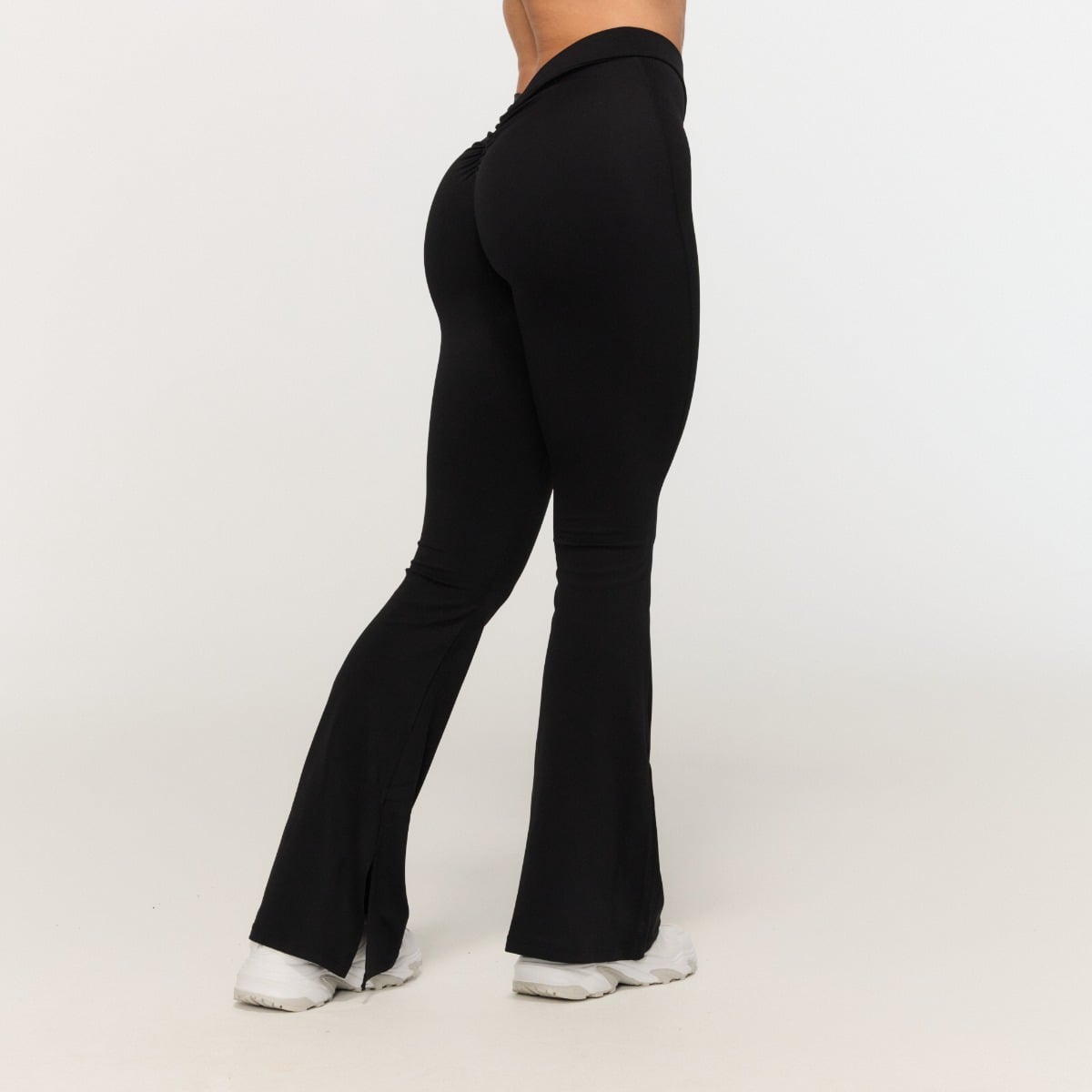 Pantaloni Flare Fierce V-Back Black - GymBeam