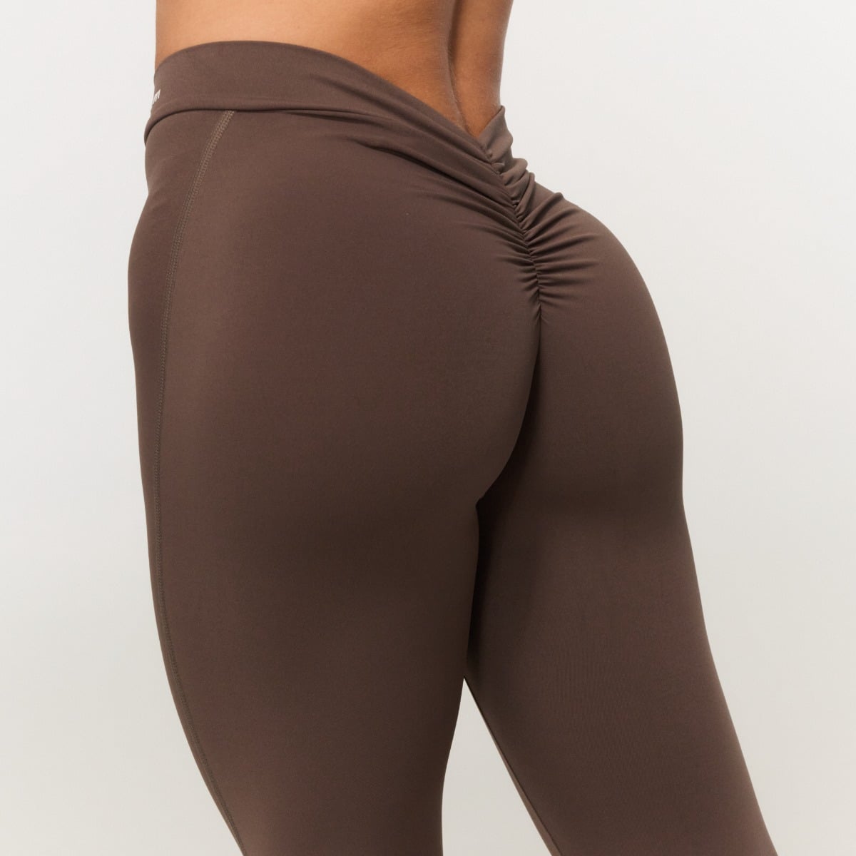 Pantaloni Flare Fierce V-Back Mocha - GymBeam