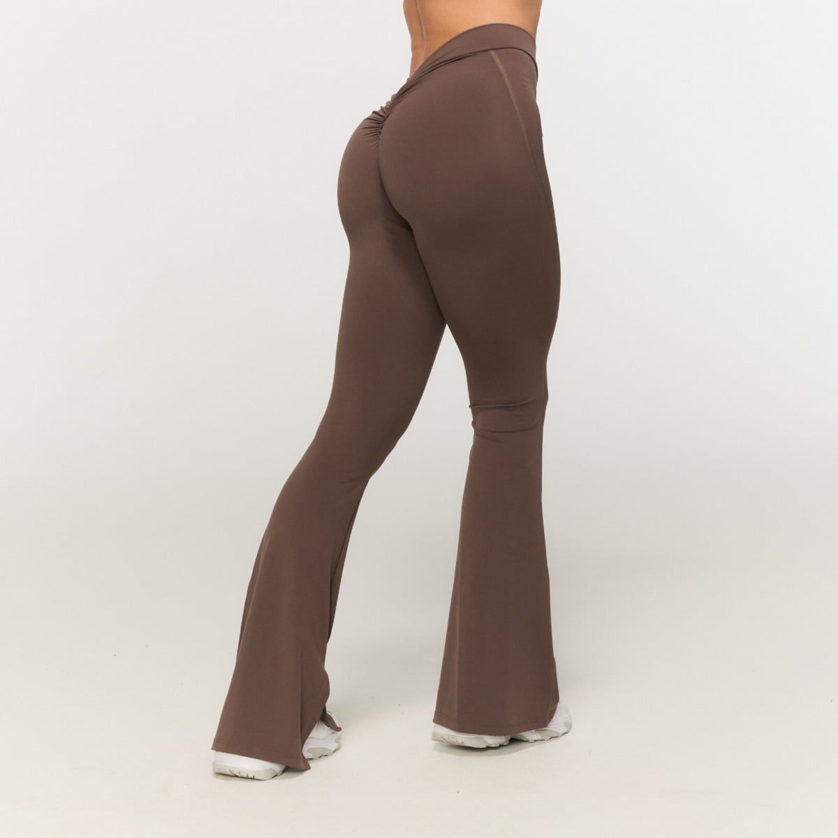 Pantaloni Flare Fierce V-Back Mocha - GymBeam